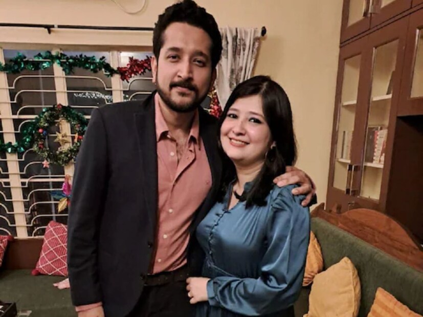 পরমব্রত-পিয়া দু’জনে ছিলেন আকর্ষণের কেন্দ্রবিন্দুতে৷ পরমের পরনে ছিল কোট-প্যান্ট এবং পিয়া পরেছিলেন নীল ড্রেস ৷ জানেন কি পিয়ার এই পোশাকের দাম কত? 