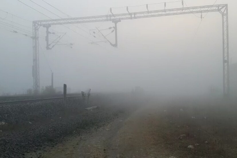 *শীতের আগমনে বাধা হয়ে দাঁড়াচ্ছে নিম্নচাপ। ডিসেম্বর মাসে যেখানে লেপ-কম্বল নামানোর সময় সেখানে শীত যেন নাগালেই আসছে না। সামান্য তাপমাত্রার পতন হতে না হতে নিম্নচাপের প্রভাবে ফের বাড়ছে তাপমাত্রা। ডিসেম্বরের শুরুতেও হাড় কাঁপানো ঠান্ডা উপভোগ করতে পারছে না দক্ষিণবঙ্গবাসীরা। প্রতিবেদনঃ শর্মিষ্ঠা ব্যানার্জি।