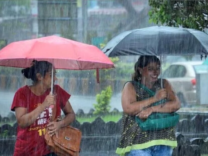 তবে সূত্রের খবর অনুযায়ী, আপাতত শীতের বাধা হিসেবে কোনো ঘূর্ণিঝড় বা নিম্নচাপ নেই। তাপমাত্রার পারদ কিছুটা নিম্নমুখী হলেও স্বাভাবিক তাপমাত্রার থেকে কিছুটা বেশিই থাকবে তাপমাত্রা। 