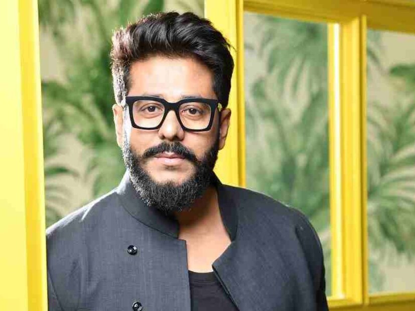 মঙ্গলবার কলকাতা আন্তর্জাতিক চলচ্চিত্র উৎসবের উদ্বোধনী অনুষ্ঠানের দায়িত্ব সেরে, তিনি পারি দিলেন মুম্বইতে।রাজের পাশে দেখা মিলে ছিল পদ্মনাভ দাশগুপ্তেরও। মুম্বই যাচ্ছেন লিখলেও, কারণটা জানানি রাজ।