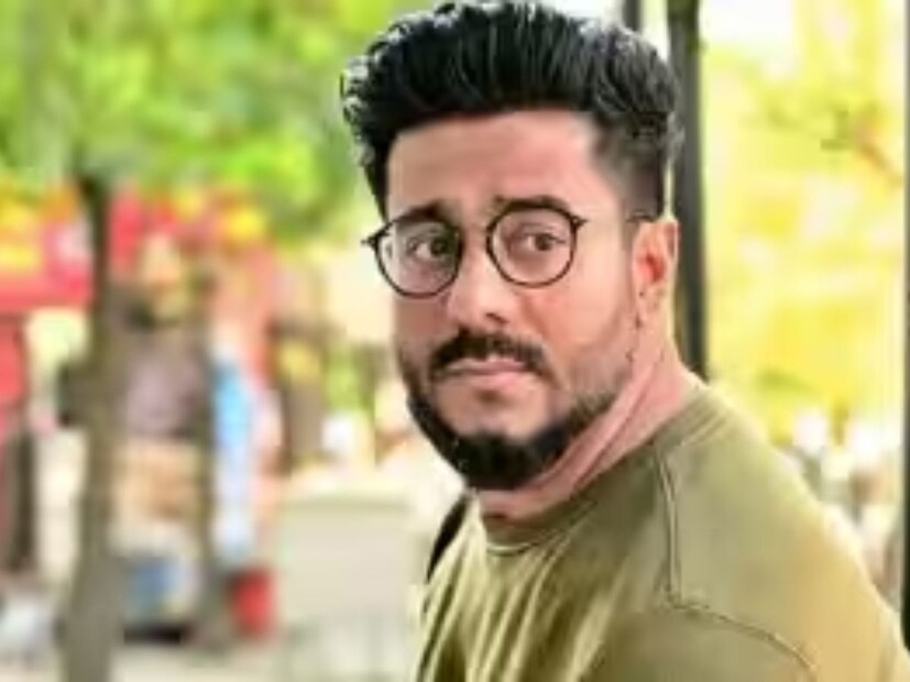 আসলে রাজের বলিউডে পা রাখার খবর অনেকদিন ধরেই কানাঘুষোয় শোনা যাচ্ছিল। আপাতত নিজের একটি বাংলা ছবি হিন্দিতে রিমেক করবেন বলেই শোনা যাচ্ছে ।