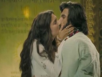 স্বামীর জন্যেই ব্যাগে সূঁচ নিয়ে ঘোরেন দীপিকা! দাম্পত্যে এমন হাল হল কেন নায়িকার