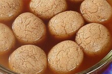গরম গরম নলেন গুড়ের রসগোল্লা বানানোর কৌশল জানেন? শেখালেন কারিগর, আরও জমবে শীত