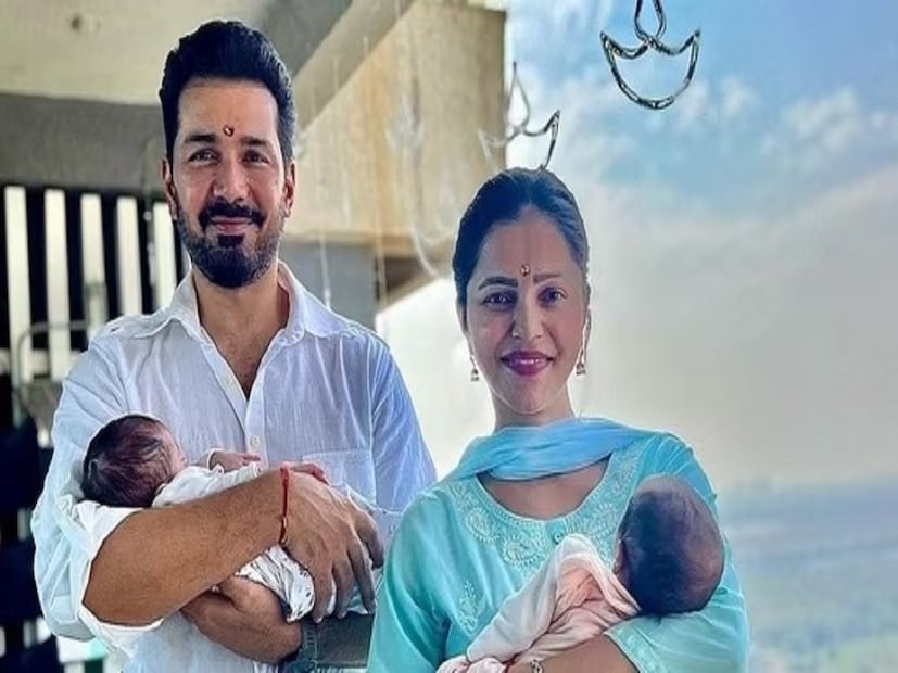 গত ২৭ নভেম্বর যমজ সন্তানের জন্ম দেন রুবিনা। ঠিক তার এক মাস পরে সন্তানদের মুখ দেখালেন অভিনেত্রী। জানালেন নামও। মেয়েদের নাম রেখেছেন জীবা এবং ইধা।