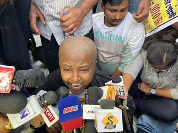মাথা ন্যাড়া করে প্রতিবাদ চাকরিপ্রার্থীর৷ ছবি- শঙ্কু সাঁতরা