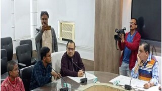 চাকরিপ্রার্থীদের সঙ্গে বৈঠকে শিক্ষামন্ত্রী ব্রাত্য বসু, রয়েছেন তৃণমূল নেতা কুণাল ঘোষও৷ 