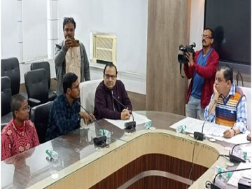 চাকরিপ্রার্থীদের সঙ্গে বৈঠকে শিক্ষামন্ত্রী ব্রাত্য বসু, রয়েছেন তৃণমূল নেতা কুণাল ঘোষও৷ 