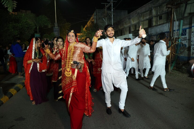 মহিলারাও নিজেদের ওপর টাকা ছড়াচ্ছেন। এই বিয়ে এখন রীতিমতো ভাইরাল! 