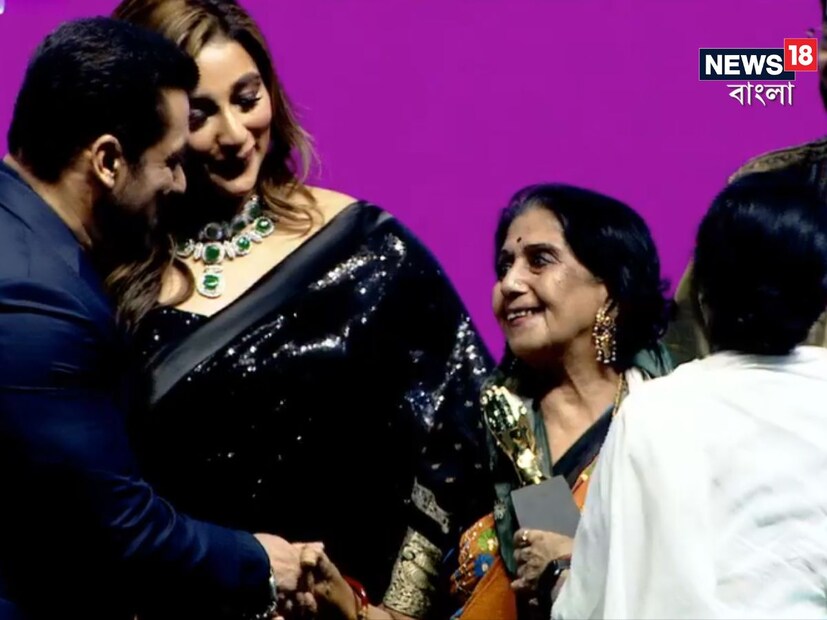 সাবিত্রী চট্টোপাধ্যায়ের কথায়, ‘‘যখনই কাউকে একটু ভাল লেগেছে তখনই তিনদিনের মাথায় শুনলাম তার বউ আছে।’’ হেসে ওঠেন সকলে।