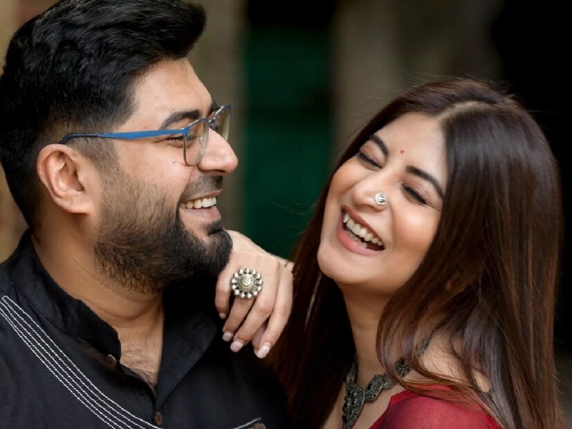 আজ সেই শুভ সময়৷ আজ, ৭ ডিসেম্বর, চার হাত এক হবে সৌম্য-সন্দীপ্তার৷ ইতিমধ্যেই একের পর এক ছবি সামনে এসেছে৷ কখনও অভিনেত্রীর বাগদানের ছবি তো কখনও রিং সেরিমনির ছবি-ভিডিও৷ সবটাই যেন রূপকথার মতো৷
