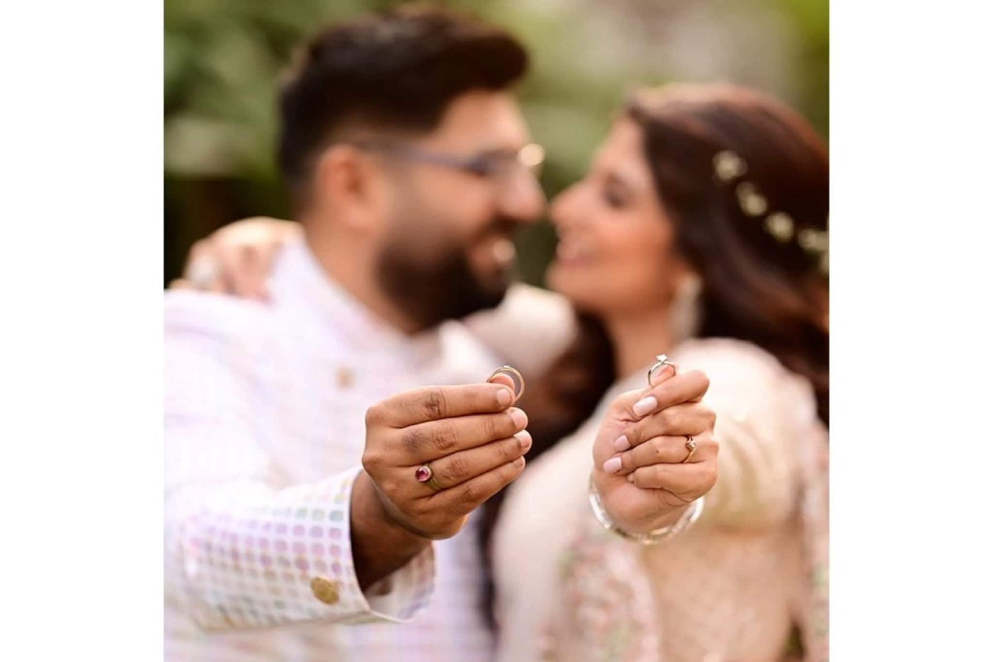 প্রেমের জোয়ারে, ভাসাবে দোঁহারে... বাগদানের অদেখা ছবি শেয়ার করলেন সন্দীপ্তা নিজেই