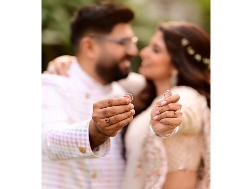 সন্দীপ্তা নিউজ18 বাংলাকে জানালেন, তিনি সবকিছুই অল্প অল্প করে খেয়েছেন। ত্বরিতা ভিডিও তুলে রিল হিসেবে পোস্ট করেছেন। নেপথ্যে ‘কবীরা’ গানটিও বসিয়েছেন। মা-বাবার আশীর্বাদ নিয়ে আইবুড়ো ভাত খেলেন টলি নায়িকা।