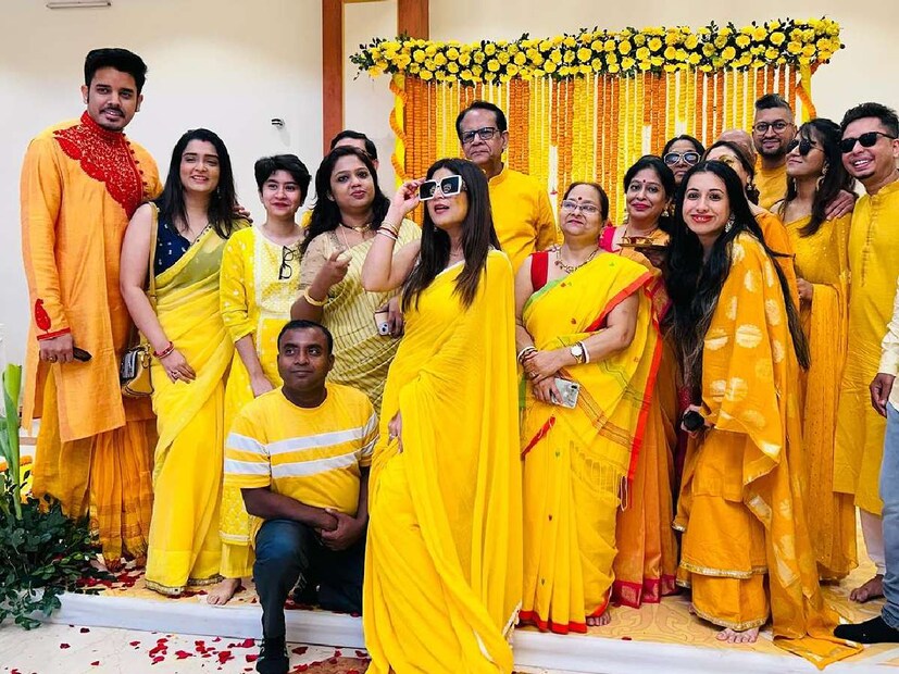প্রয়োজনীয় ফোটো সেশনও হয়েছে গায়ে হলুদের আসরে। এবার শুরু হল বিয়ের অনুষ্ঠানের পর্ব। সন্ধ্যায় বিয়ের আসরে উপস্থিত হবে বর-কনে। আর কয়েক ঘণ্টার মধ্যেই সিঁথিতে সিঁদুর পরবেন সন্দীপ্তা।
