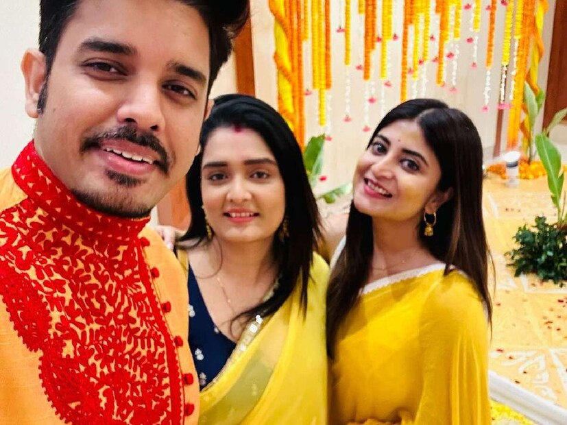 হলুদ শাড়ি পরেছিলেন সন্দীপ্তা। সৌম্যর পরনে হলুদ পাঞ্জাবী। গায়ে হলুদ দেওয়ার সময়ে দু’জনকে আলাদা আলাদা জায়গায় নিয়ে যাওয়া হয়। দুই বাড়িতেই রীতি মেনে অনুষ্ঠান পালন করা হয়।