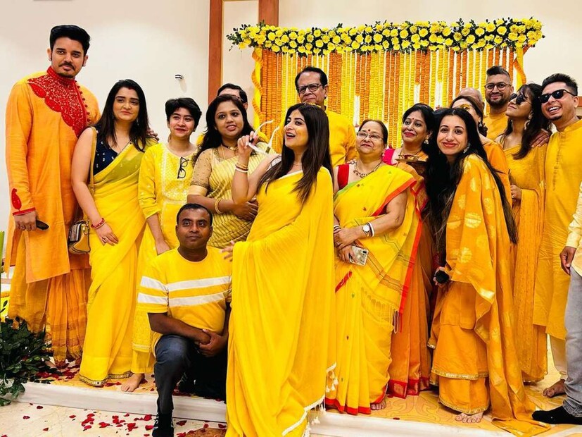 এবার অপেক্ষা গাঁটছড়ার। এবং নবদম্পতি রূপে কখন তিনি ছবি শেয়ার করবেন, তার অপেক্ষায় রয়েছেন সন্দীপ্তার ভক্তরা। তবে ইতিমধ্যে তাঁর বন্ধুদের প্রোফাইলে মিলেছে প্রাক বিবাহ অনুষ্ঠানের ছবিগুলি।