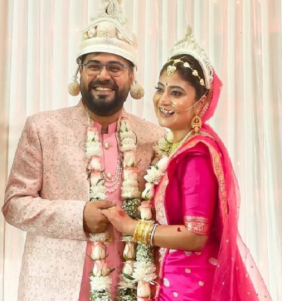 সন্দীপ্তার জীবনে নতুন অধ্যায় শুরু। বৃহস্পতিবার সন্ধ্যায় পিসি চন্দ্র গার্ডেনস থেকে এল সন্দীপ্তা-সোম্যর গাঁটছড়া বাঁধার প্রথম ছবি। একইসঙ্গে বিবাহ অনুষ্ঠানের একাধিক মুহূর্ত ফুটে উঠেছে ভিডিওতে।