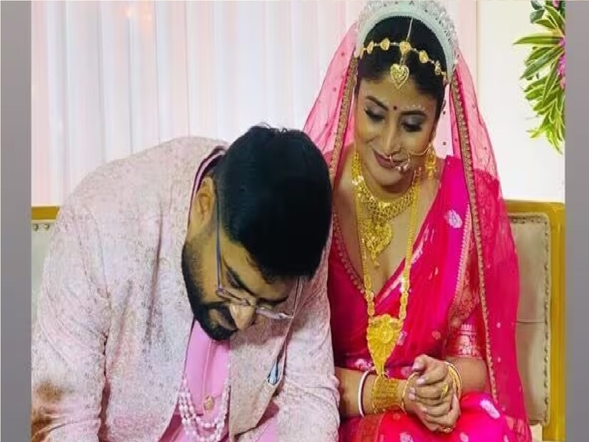 তারপরেই নিয়ম মেনে স্বামীর কপালে সিঁদুরের টিপ পরালেন সন্দীপ্তা। ত্বরিতা চট্টোপাধ্যায় সেই ভিডিও পোস্ট করে লিখেছেন, ‘সেই চূড়ান্ত মুহূর্ত’।