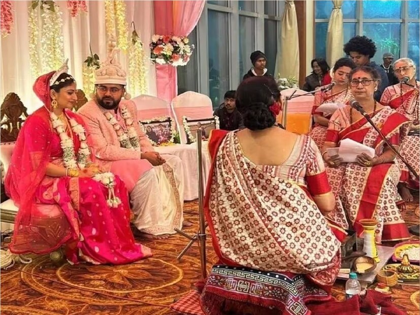 পিছিয়ে নেই বরও। হালকা গোলাপি শেরওয়ানি এবং সাদা ধুতিতে তাক লাগাচ্ছেন সৌম্য। মাথায় টোপর, গলায় বরমালা। স্ত্রীকে পাশে পেয়ে উচ্ছ্বসিত বাংলার ওটিটি প্ল্যটফর্মের চিফ অপারেটিং অফিসার।