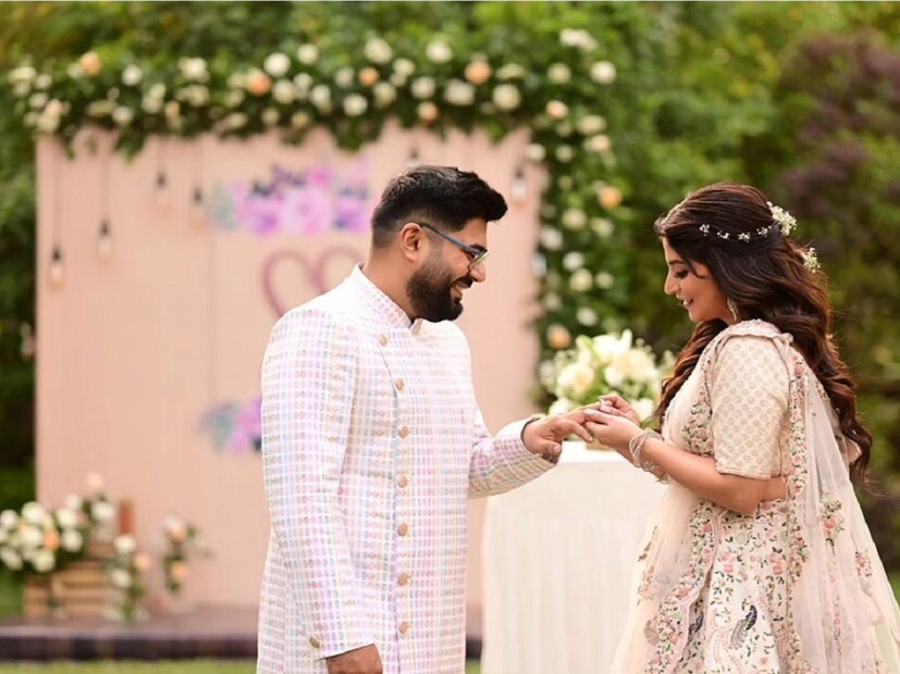 কড়াইশুঁটির কচুরি, সঙ্গে আলুর দম ও ছোলার ডাল৷ তারপরেই ছিল সাদা ভাত, বাসন্তী পোলাও, ফিশ ফ্রাই, মাটন কষা, চিকেন রেজালা ও চিংড়ি মাছের মালাইকারি৷