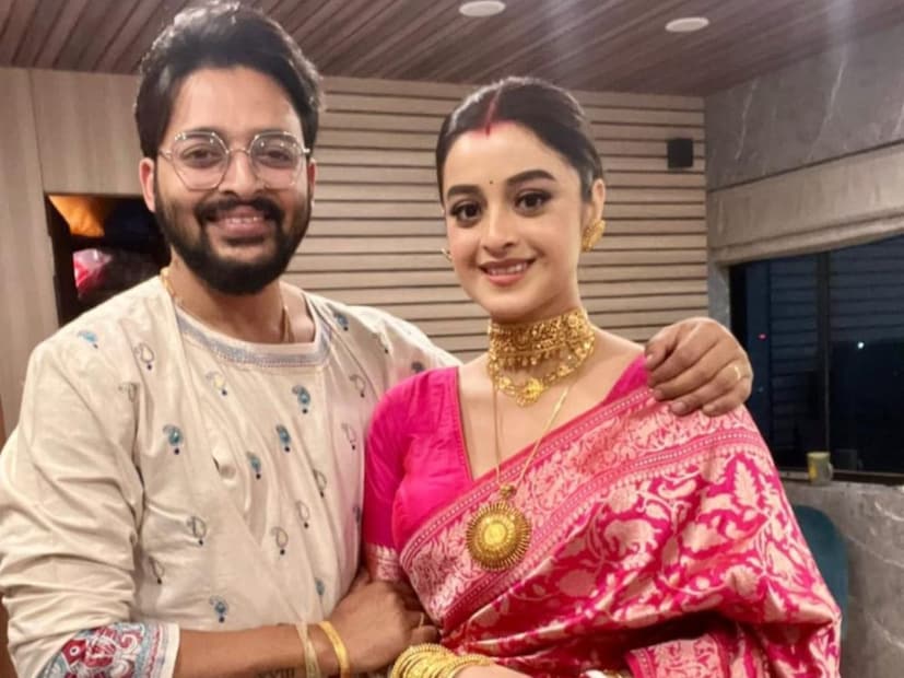তবে শুধু এই ভিডিও নয়। দর্শনা-সৌরভের ভাত কাপড়ের অনুষ্ঠানে অভিনেত্রীর পা ছুঁয়ে চমক দেন সৌরভও। স্ত্রীকে সম্মান জানানোর জন্য দর্শনার পা ছুঁয়ে প্রণাম করেন তিনি। 