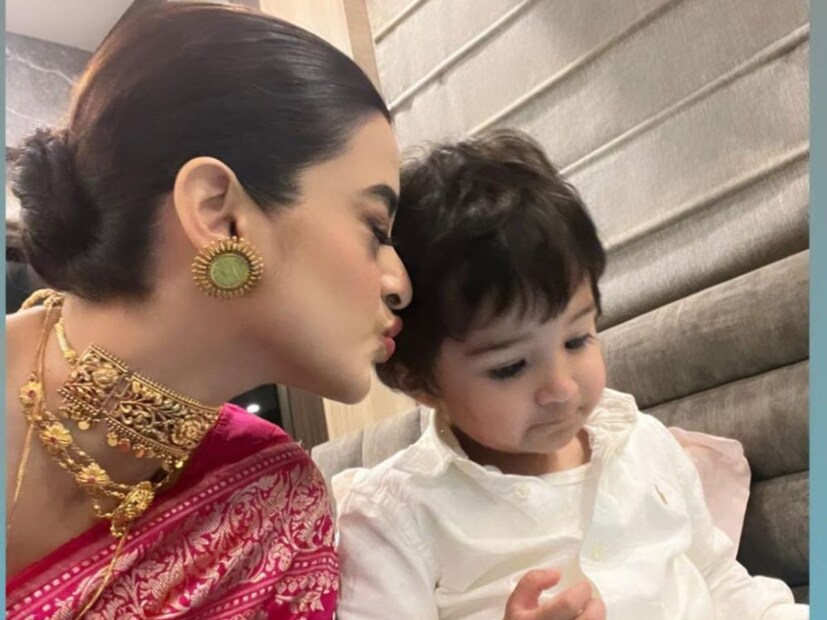 তবে শুধু এই ভিডিও নয়। দর্শনা-সৌরভের ভাত কাপড়ের অনুষ্ঠানে অভিনেত্রীর পা ছুঁলেন চমক দিলেন সৌরভও। তাঁর স্ত্রীকে সম্মান জানানোর জন্য দর্শনার পা ছুঁয়ে প্রণাম করলেন। কয়েক মুহূর্তের জন্য সকলে যেন চমকে উঠলেন। কিন্তু তাতে ছিল আনন্দের ছোঁয়া। 