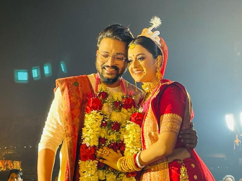 ১৫ ডিসেম্বর সাতপাকে বাঁধা পড়েছেন দর্শনা বণিক এবং সৌরভ দাস। বাইপাসের ধারে একটি ব্যাঙ্কোয়েটে বসেছিল তাঁদের বিয়ের আসর।