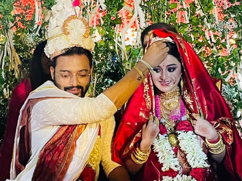 কাছের মানুষদের নিয়ে বিয়ের অনুষ্ঠান সারলেন সৌরভ-দর্শনার। তবে বিয়ের নানা মুহূর্তের ছবি তাঁরা শেয়ার করে নিয়েছেন স্যোশাল মিডিয়ায়। 