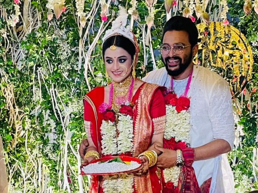 রুপোর কাজ করা লাল বেনারসি, সঙ্গে কপালে লাল টিপ ও চন্দনে বিশেষ দিনে বাঙালি কনের সাজে সেজে উঠেছিলেন অভিনেত্রী। গায়ে ছিল সোনার গয়না। অন্যদিকে, সাদা পাঞ্জাবি সঙ্গে ম্যাচিং করে লাল শালে নজর কেড়েছিলেন সৌরভও।