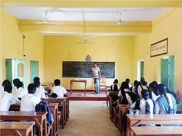 জানুয়ারি থেকে এগিয়ে আসছে স্কুলের সময়। সংগৃহীত ছবি। 