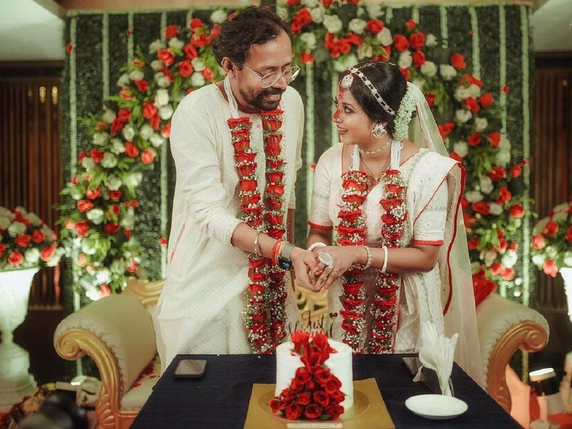 খুবই গোপনে বিয়ে করেন শ্রুতি-স্বর্ণেন্দু৷ সামাজিক বিয়ে তাঁরা করেননি, বরং আইনি বিয়ে করেছিলেন। সম্প্রতি শ্রুতি জানিয়েও দেন যে কবে সন্তানের জন্ম দেওয়ার কথা ভাবছেন শ্রুতি৷ বিয়ের ৫ বছর পর অর্থাৎ ২০৩০ নাগাদ সন্তান নেওয়ার পরিকল্পনা রয়েছে তাঁদের। দিদি নম্বর ওয়ানে এসে একথা জানান শ্রুতি দাস৷ 