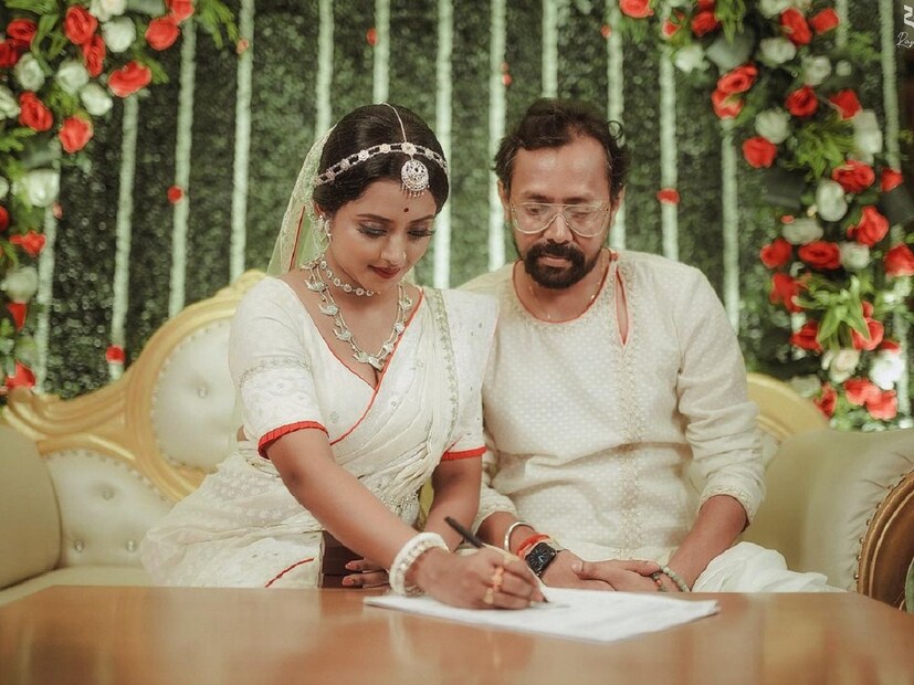 শ্রুতির ও স্বর্ণেন্দুর বয়সের ফারাক অনেকটাই। সে নিয়ে অতীতে কম আলোচনা হয়নি। ‘বুড়ো’, ‘দাদু’ ইত্যাদি নানা ট্যাগে ভূষিত হতে হয়েছে তাঁকে। শ্রুতি এ নিয়ে প্রতিবাদও করেছিলেন। পরে আবার নিজেই এই নিয়ে মজা করেছেন সকলের কাছে৷ 