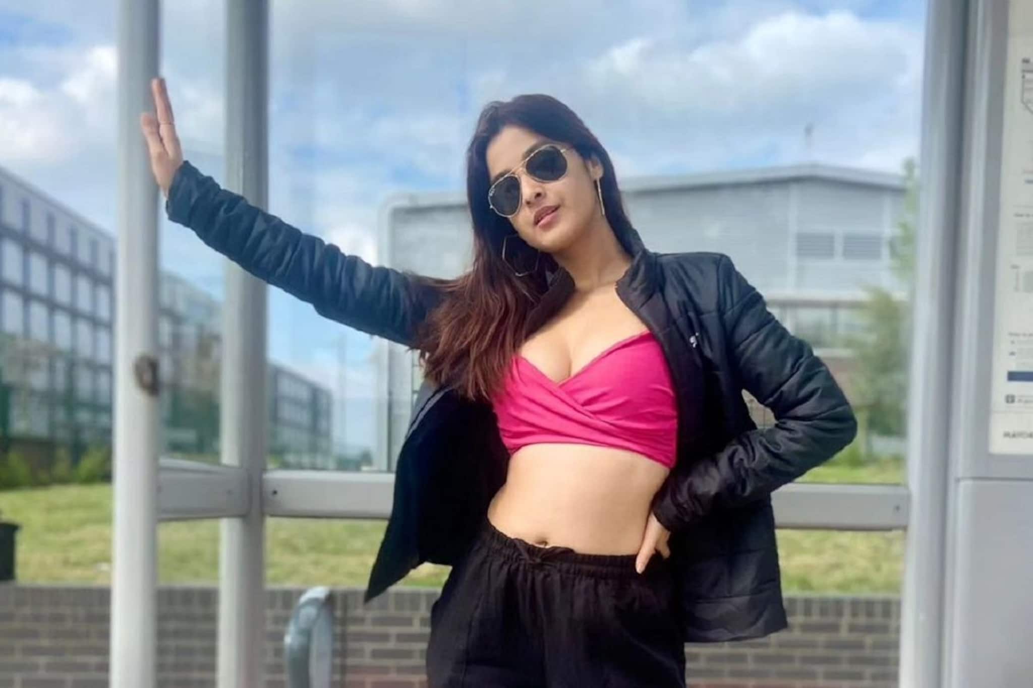 মারাত্মক আধুনিকতা!পরনে কোট-প্যান্ট, মাথায় টোপর, আইবুড়ো ভাত খেলেন দর্শনা বণিক