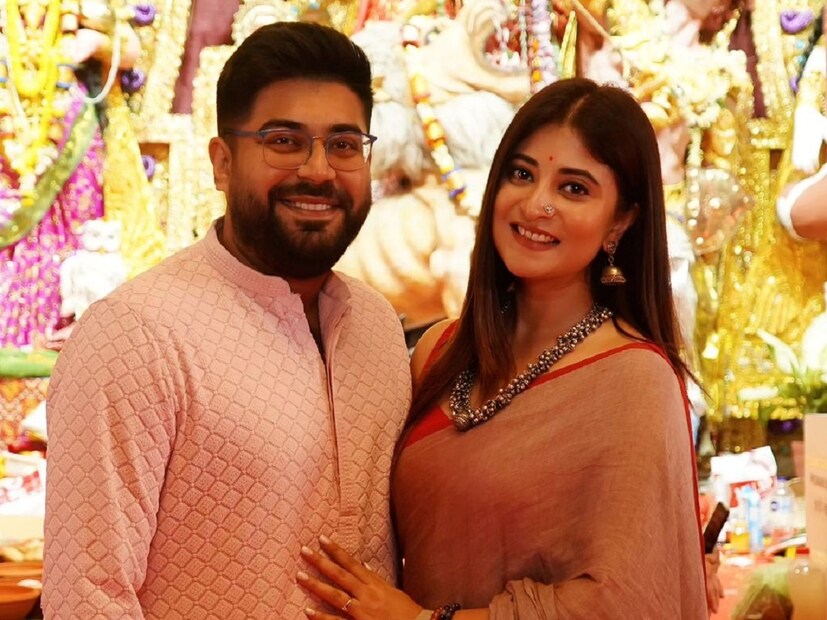 অর্থাৎ বোঝা যাচ্ছে যে একেবারে বাঙালি বিয়ের সব নিয়ম মেনেই হবে অনুষ্ঠান৷ 