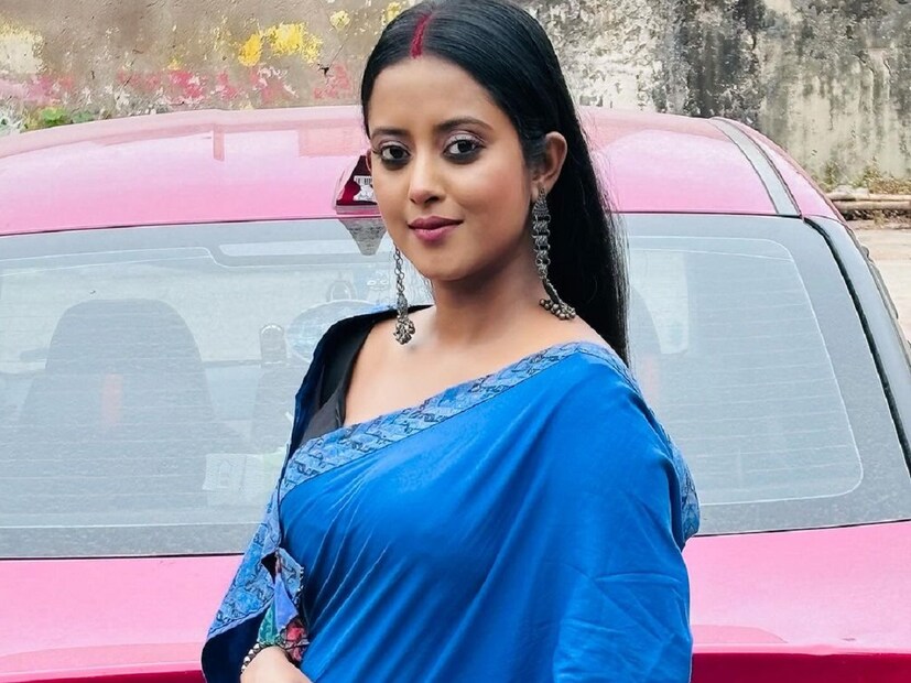 ধীরে ধীরে জীবন গুছিয়ে নিচ্ছেন ছোটপর্দায় জনপ্রিয় অভিনেত্রী শ্রুতি দাস৷ জেলা থেকে উঠে আসা এই শ্যামলা মেয়েকে নিয়ে হয়েছে নানা চর্চা৷ নিজেই সে কথা বহুবার জানিয়েছিলেন শ্রুতি৷ গায়ের রং নিয়ে নানাভাবে তাঁকে নানা কথা শুনতে হয়েছে৷ তবে নিজের সিদ্ধান্তে তিনি ছিলেন কঠোর৷ অভিনয় করার ইচ্ছে ছিল অদম্য৷ সেভাবেই নিজেকে তৈরি করেছিলেন তিনি৷ এখন বাংলা টেলিভিশন জগতের অন্যতম সেরা অভিনেত্রী তিনি৷ 