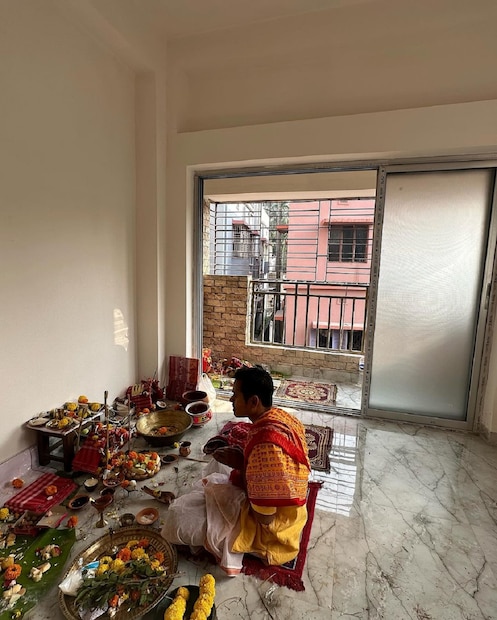 একতলায় রয়েছে শ্রুতির ফ্ল্যাট এবং দোতলায় তাঁর স্বামীর ফ্ল্যাট৷ সোশ্যাল মিডিয়ায় শ্রুতি লিখেছেন যে বাবা-মায়ের জন্য এই বাড়ি তিনি কিনেছেন৷ কারণ তিনি সবসময় চাইতেন যে তাঁর বাবা-মা তাঁর সঙ্গেই থাকুন৷ ছোটবেলার যে স্বপ্ন ছিল, তা পূরণ হল, জানিয়েছেন অভিনেত্রী৷ 