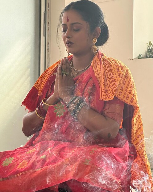 এবার শ্রুতিই দিলেন সুখবর! সোশ্যাল মিডিয়ায় তিনি ছবিও পোস্ট করেন৷ জানান যে তিনি কিনেছেন নিজের ফ্ল্যাট৷ যা ছিল তাঁর স্বপ্ন৷ কলকাতায় নিজের পাকা আস্তানা চেয়েছিলেন চিরকাল৷ মেসবাড়ি থেকে পিজি, ভাড়া বাড়িতে দীর্ঘদিন থেকেছেন৷ এবার পাকাপাকি ভাবে তাঁর নিজের বাড়ি হল কলকাতা শহরে৷ একই জায়গায় ফ্ল্যাট কিনেছেন তাঁর স্বামীও৷ 