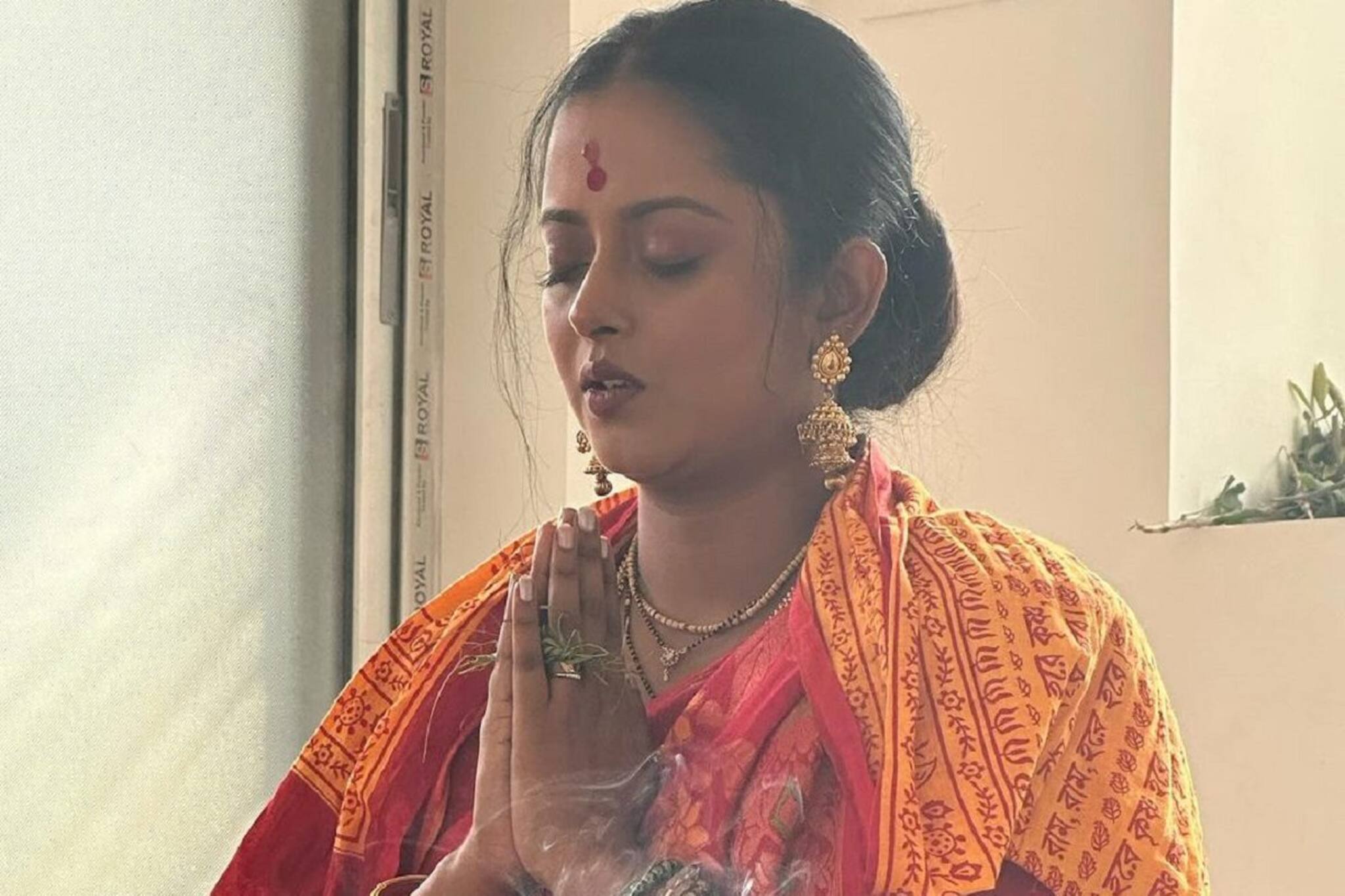 সোশ্যাল মিডিয়ায় বড় সুখবর দিলেন শ্রুতি! গায়ে নামাবলী,হাত জোড় করে পুজোয় মগ্ন