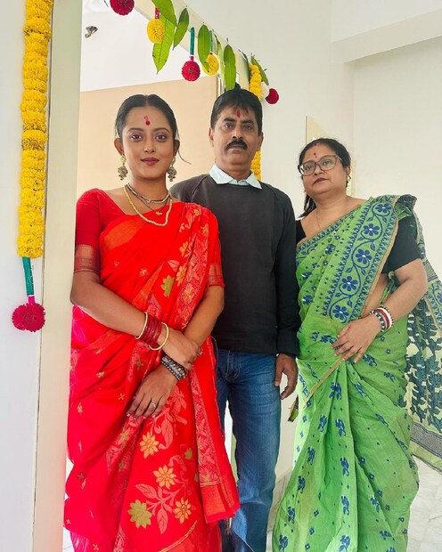 সদ্য শেষ হয়েছে শ্রুতি দাস অভিনীত জনপ্রিয় ধারাবাহিক রাঙা বউ-এর শ্যুটিং৷ তবে শ্রুতির জীবনে এখন নতুন খবর৷ একের পর এক স্বপ্নপূরণ হচ্ছে তাঁর৷ এবার বাবা-মায়ের মুখে হাসি ফোটালেন মেয়ে শ্রুতি৷ 