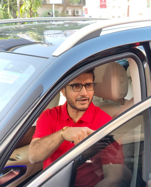 সৌরভ স্পষ্ট বলেন, আমাদের সমাজে অনেকেই বলেন, আচ্ছা করে দাও। এই করে দাও শব্দটা ঠিক নয়। আসলে কাউকে কিছু করে দেওয়াটা কথা নয়। কারণ এটা একদন মানুষের অধিকার। সেটা তাঁর প্রাপ্য।