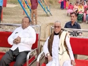 শুক্রবার কাঁথির একটি বেসরকারি স্কুলের অনুষ্ঠানে সুবল মান্না এবং শিশির অধিকারী৷ 