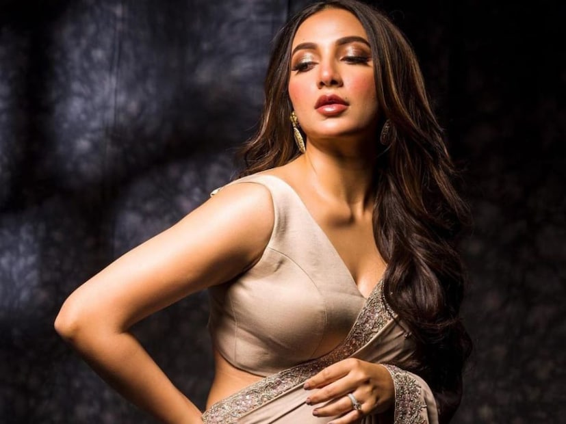 কিছুদিন আগে স্বামী-সন্তানের সঙ্গে ঘুরে এসেছেন পাটায়া থেকেও। দ্বিতীয় প্রেগন্যান্সির সময়ও নিজের কাজ থেকে সরে থাকেননি শুভশ্রী। নিজের ছন্দে কাজ করে গিয়েছেন। তবে অন্তঃসত্ত্বা শুভশ্রী বড় পর্দায় কাজ সেভাবে করেননি। সূত্রের খবর, বুদ্ধদেব গুহের প্রেমের গল্প, ‘বাবলি’-র উপর ভিত্তি করে তৈরি করা হবে এই সিনেমা। শুভশ্রী গঙ্গোপাধ্যায়ের বিপরীতে আবির চট্টোপাধ‍্যায়কে দেখা যেতে পারে।