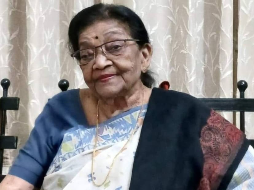 সুমিত্রা সেন- গত ৩ জানুয়ারি শেষ নিশ্বাস ত্যাগ করেন বিশিষ্ট সঙ্গীতশিল্পী সুমিত্রা সেন। বেশ কিছুদিন ধরেই বার্ধক্যজনিত সমস্যায় ভুগছিলেন ৮৯ বছরের বিশিষ্ট গায়িকা। তারপর নিউমোনিয়াও ধরা পড়ে রবীন্দ্রসঙ্গীত শিল্পী ইন্দ্রাণী সেন এবং শ্রাবণী সেনের মায়ের।