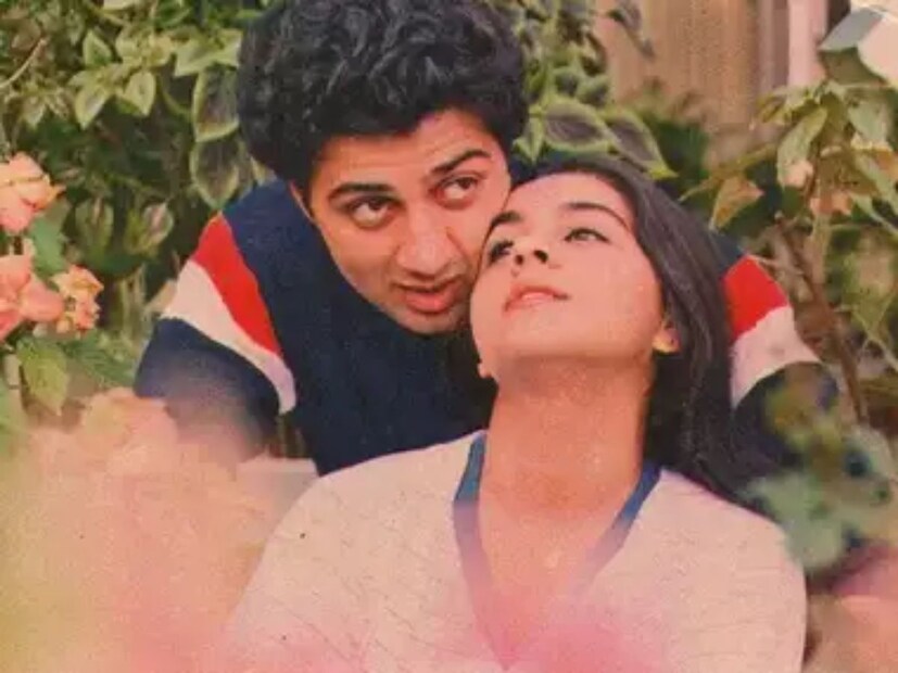এবার একসঙ্গে চোখের ডাক্তারের কাছে গিয়েছিলেন সানি এবং ডিম্পল বলেই সূত্রের খবর। তবে দুই তারকাকে একসঙ্গে দেখে ক‍্যামেরা তাক করতেই অপ্রস্তুত হয়ে পড়েন দু'জনে।