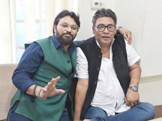 মুখে হাসি নিয়ে অরূপের সঙ্গে আড্ডায় ২ গায়ক-মন্ত্রী