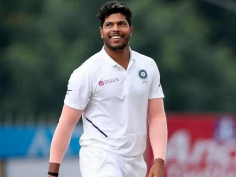 উমেশ যাদব: ভারতীয় দলের তারকা পেসার উমেশ যাদবও দীর্ঘ দিন ধরে সুযোগ পাচ্ছেন না। মাঝে শুধু টেস্ট দলে সুযোগ মিলছিল। এখনও টেস্ট দল থেকেও বাইরে। ৩৬ বছর পেরিয়ে গিয়েছে উমেশ যাদবের। ফলে এই বয়সে পেসার হিসেবে জাতীয় দলে ফেরাটা খুবই মুশকিল।