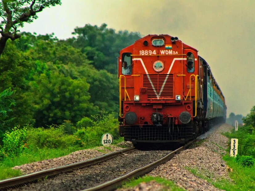তবে নিত্যযাত্রীদের প্রশ্ন, হাওড়া ডিভিশনে সঠিক সময়ে ট্রেন কবে চলবে? দীর্ঘ কয়েক মাস ধরে যথাযথ সময়ে লোকাল ট্রেন চলছে না৷ ট্রেন প্রায় ২৫-৪০ মিনিট দেরিতে চলছে। সেই পরিষেবা কবে স্বাভাবিক হবে, জানতে চাইছেন নিত্যযাত্রীরা।  