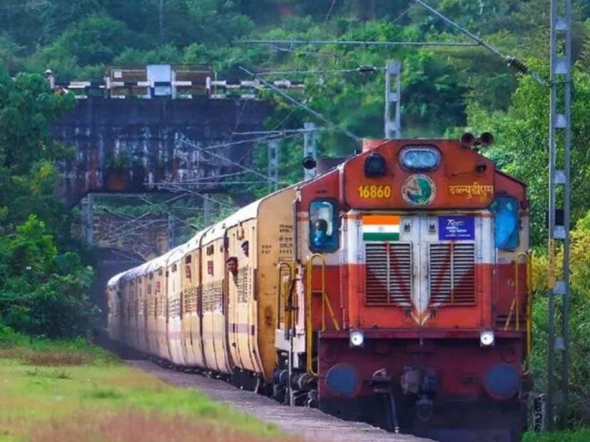 ঘন কুয়াশার কারণে, নেতাজি এক্সপ্রেস, বিভূতি এক্সপ্রেস, দানাপুর এক্সপ্রেস, পদাতিক এক্সপ্রেস-সহ মোট 12টি মেল বা এক্সপ্রেস ট্রেন তারমধ্যে ১১টি ডাউন এবং ১টি আপ ট্রেন গড়ে ৩০ মিনিট দেরিতে চলছে৷