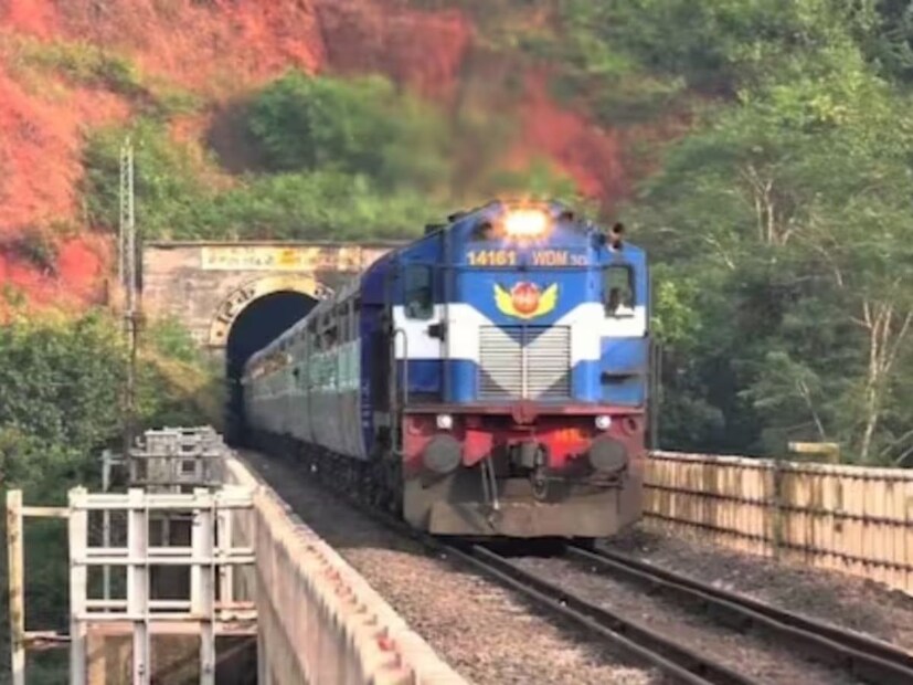রবিবার ঘন কুয়াশায় ঢেকেছে শহর, দৃশ্যমান্যতা কম থাকায় ট্রেন চলাচলেও দেখা দেয় সমস্যা। প্রায় ২৫-৩০ মিনিট দেরিতে চলছে প্রত্যেকটি ট্রেন। লোকাল ট্রেন চলাচলেও বিঘ্ন৷ হাওড়া তো বটেই শিয়ালদহের বিভিন্ন শাখাতেও ট্রেন দেরিতে চলছে বলে সূত্রের খবর৷