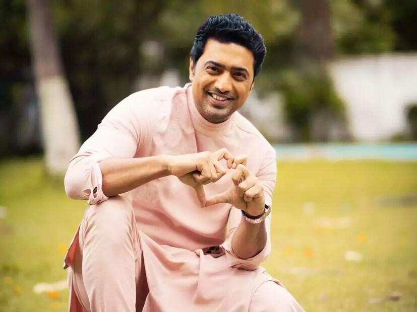 তবে, কড়া ডায়েটের মধ‍্যেও তিনি ক্রিসমাস এবং জন্মদিনে অল্পবিস্তর নিয়ম ভাঙবেই বলে জানান অভিনেতা। বড়দিনের পাশাপাশি দেব ফ‍্যানদের জন‍্য আজকের দিন খুবই বিশেষ। সকাল থেকেই বিভিন্ন ফ‍্যান ক্লাব সেজে ওঠেছে পোস্টারে এবংফুলের মালায়।