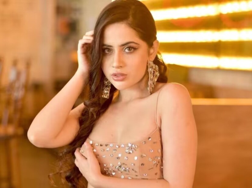 পাশাপাশি নিজের মন্তব্যের জন্যও বিতর্কে জড়িয়ে পড়েন অভিনেত্রী। আর এবার প্রায় অর্ধনগ্ন অবস্থায় ধরা দিলেন ক্যামেরার সামনে।